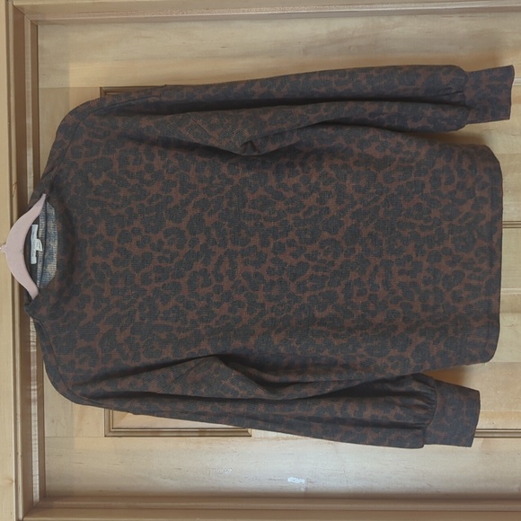 beachlunchlounge Tops - Beachlunchlounge sweater cheetah print